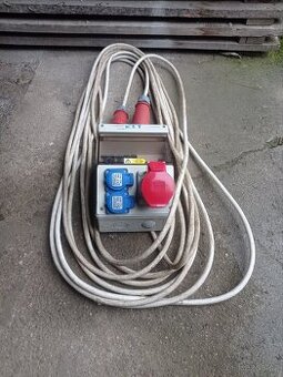 Zásuvková skříň elektrický rozvaděč a prodlužovací kabel