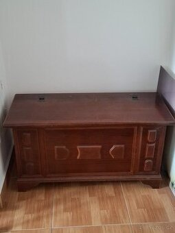 Truhla hnědá masivní dřevo