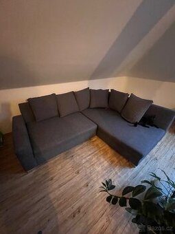 Daruji gauč s podložkou a polštáři.