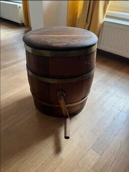 Starožitná dřevěná máselnice