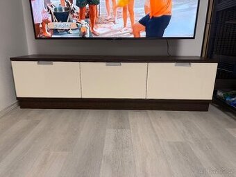 TV stolek, horní skříňky, poličky