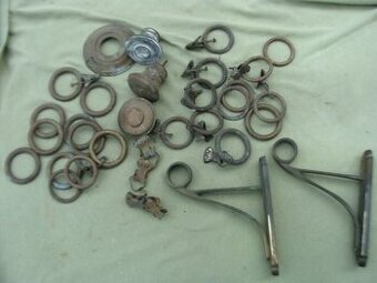 Staré mosazné záclonové díly