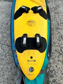 Plovák na windsurfing