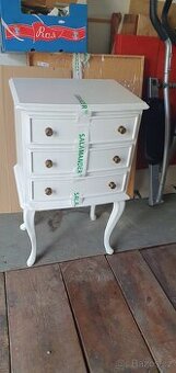 malá bílá komoda