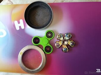 fidget spinner + kovové pouzdro