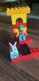 LEGO® DUPLO® Kouzelnický domeček s králíkem a šaškem - 1