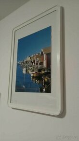 Rám na obraz Ikea Lomviken +obraz "rybářská vesnice" 90x60cm