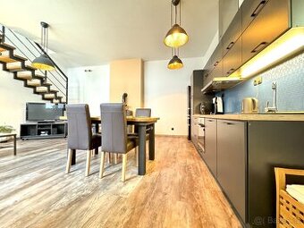 Vybavený, mezonetový byt 3+kk (90 m2) se zahradou 100 m2 v c