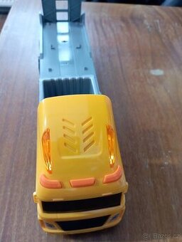 Nákladní auto s odtahovým vozem
