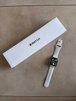 Apple Watch SE (40mm) GPS – bílá barva