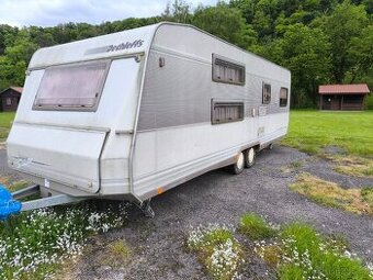 Chata na kolech - dvouosý karavan Dethleffs