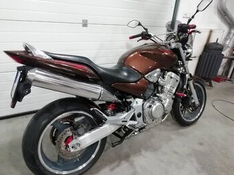 Honda Hornet 900 + nový kufr. Top stav