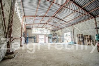 Pronájem multifunkční haly 484 m² s kancelářemi a velkou man