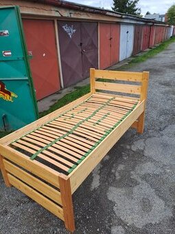postel s elektrickým polohovatelným roštem