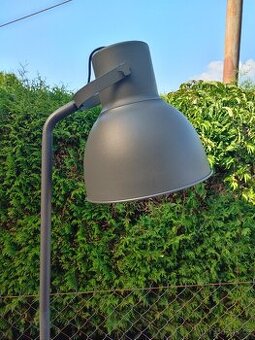 Ikea stojací lampa Hektar tmavě šedá