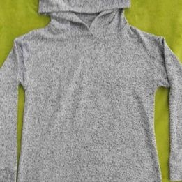 Prodám nádherný svetřík vel.134,zn Next