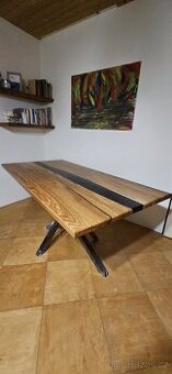 Jídelní stůl z epoxidu