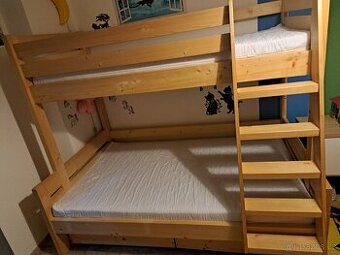 Palanda masiv s matracemi