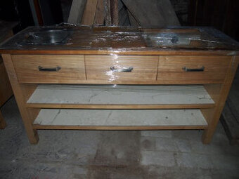 dřevěný stůl se šuplíky a dřezem