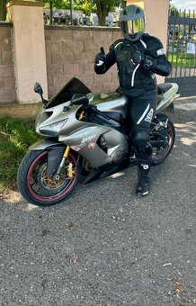 Dvoudílná kombinéza