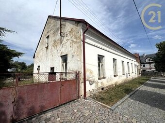 RD Předhradí, CP 489 m2, dvůr, dvougenerační, podkroví, k...