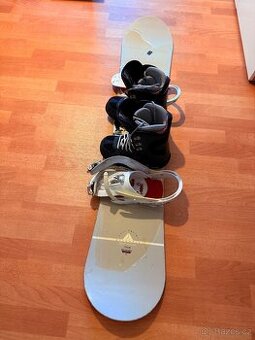 Snowboard s vázáním a botami