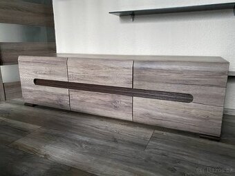 KOMODA + NÁSTĚNNÁ SKŘÍŇKA