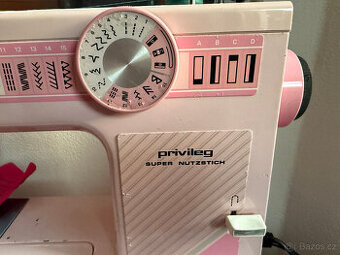 Růžový šicí stroj Privileg