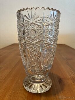 Broušená, křišťálová váza na noze – masivní sklo, top stav