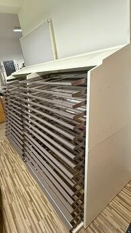 Stojan s výsuvnými policemi