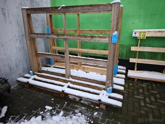Dřevěný stojan na skla, okna, dveře