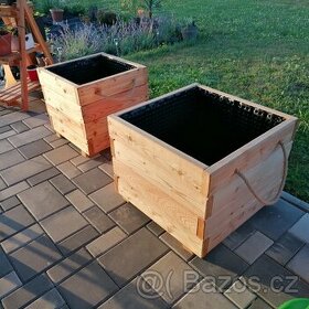 Modřínový masivní vyvýšený záhon-květináč