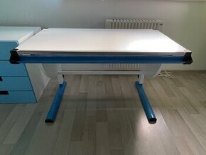 Rostoucí dětský psací stůl s naklápěcí deskou.