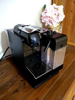 NESPRESSO De'Longhi Lattissima kávovar na kapsle