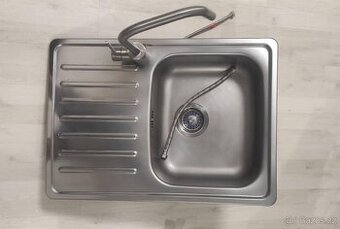 Kuchyňský dřez nerezovy s baterii