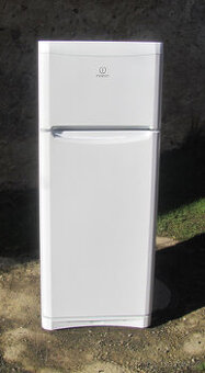 CHLADNIČKA S MRAZNIČKOU INDESIT - A+ - 150cm