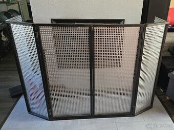 Zakázková bezpečnostní mříž před krb