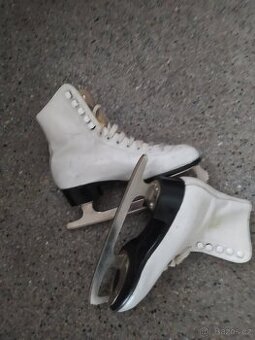 dívčí brusle vel.19 a vel. 22