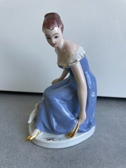 Porcelánová soška Popelky Royal Dux