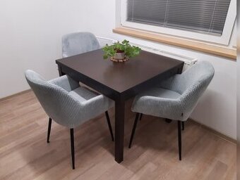 Rozkládací jídelní stůl