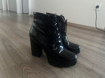Dámské kotníkové boty z lakované kůže