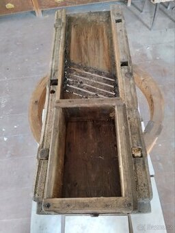 Staré dřevěné krouhadlo na zelí