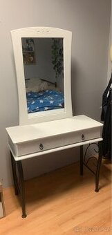Kosmetický stolek