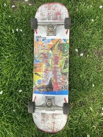 Skateboard postavený komplet