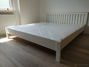 Manželská postel 180x200 s roštem a matrací. Bílá