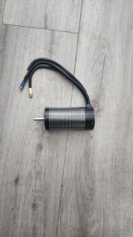 Střídavý motor Surpass Hobby 56112 780KV – 4 pólový