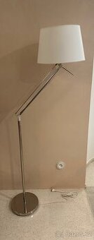 Designová stojací lampa – chrom a bílý stínidlo
