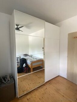 Bíla skříň IKEA