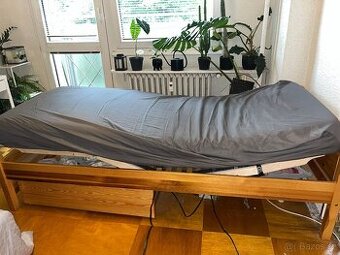 Dřevĕná postel s elektrickým roštem