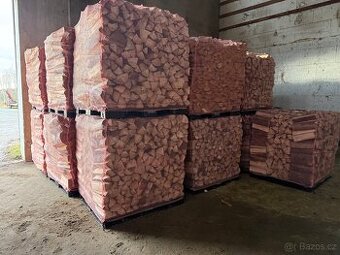 Šťípané palivové dřevo rovnané palety nebo sypané